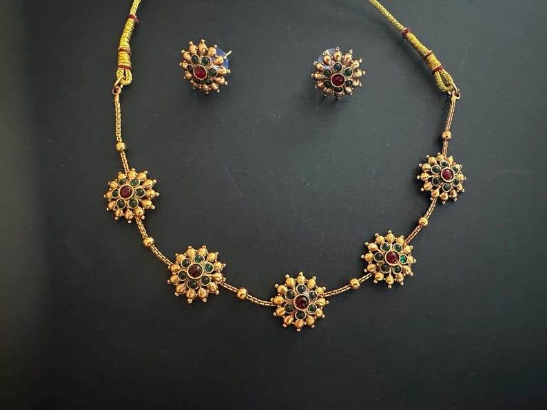 Vintage style gold close neck choker with a pair of matching earrings, 5 floral pendant choker chain & earrings, gold floral necklace set image 6