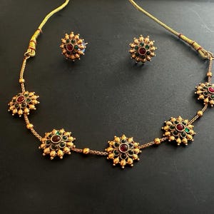 Vintage style gold close neck choker with a pair of matching earrings, 5 floral pendant choker chain & earrings, gold floral necklace set image 2