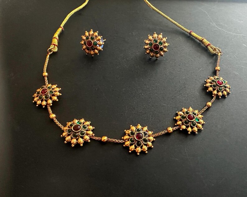 Vintage style gold close neck choker with a pair of matching earrings, 5 floral pendant choker chain & earrings, gold floral necklace set image 2