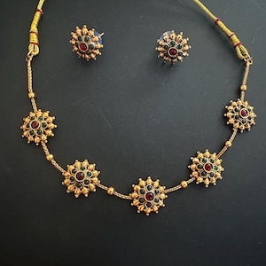 Vintage style gold close neck choker with a pair of matching earrings, 5 floral pendant choker chain & earrings, gold floral necklace set image 1