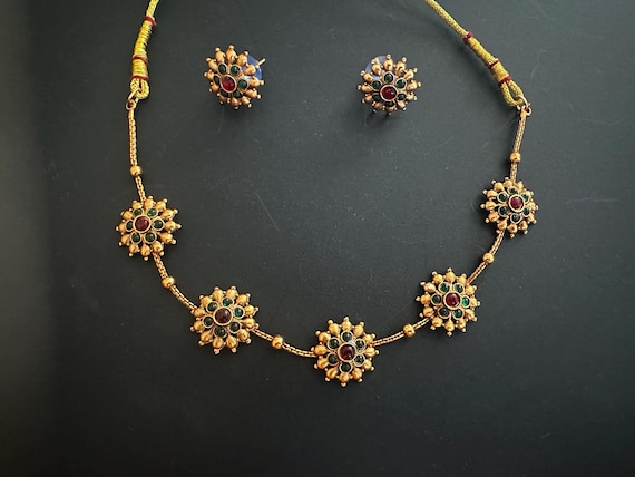 Vintage style gold close neck choker with a pair of matching earrings,  5 floral pendant choker chain & earrings, gold floral necklace set