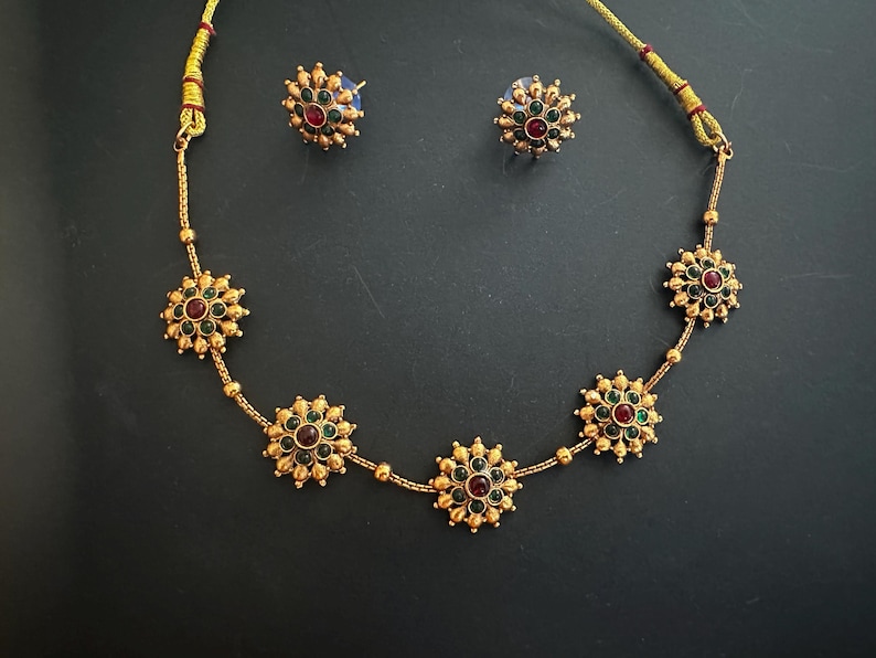 Vintage style gold close neck choker with a pair of matching earrings, 5 floral pendant choker chain & earrings, gold floral necklace set image 1