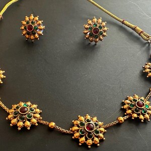 Vintage style gold close neck choker with a pair of matching earrings, 5 floral pendant choker chain & earrings, gold floral necklace set image 5