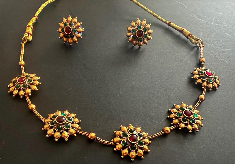 Vintage style gold close neck choker with a pair of matching earrings, 5 floral pendant choker chain & earrings, gold floral necklace set image 5