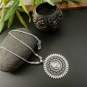 Indiase zilveren dikke hanger ketting, Tibetaans zilveren kettinghanger, Indiase tribale etnische ketting, boho-sieraden, tribal kuchi-ketting,