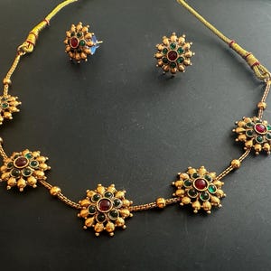 Vintage style gold close neck choker with a pair of matching earrings, 5 floral pendant choker chain & earrings, gold floral necklace set image 4