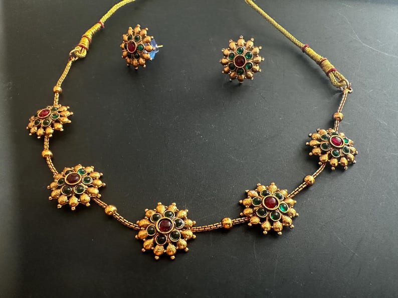 Vintage style gold close neck choker with a pair of matching earrings, 5 floral pendant choker chain & earrings, gold floral necklace set image 4