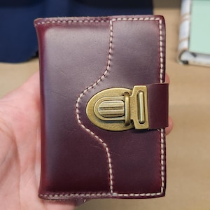 Estuche de cuero para naipes con baraja holográfica de pulpo abierta