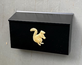Buzón grande de metal negro para pared con adorno de ardilla dorado o plateado