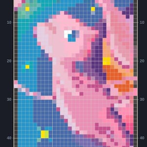 Puede incluir: Un patrón de pixel art sobre una cuadrícula que muestra una criatura de color rosa claro con una cabeza grande y un ojo azul. El fondo es un degradado de azul oscuro y verde azulado con pequeñas estrellas cuadradas amarillas. El diseño incluye formas aladas naranjas y rosas.