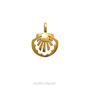 Könnte beinhalten: Ein goldfarbener Anhänger in Form einer Jakobsmuschel. Der Anhänger hat eine Öse für eine Kette und ein ausgeschnittenes Design. Der Text "modèle déposé" befindet sich unten.