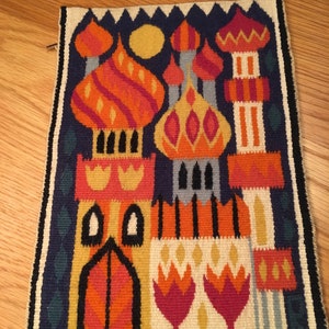 Lovely Castle in multicolor. Well done handwoven wallhanging in flemish technique