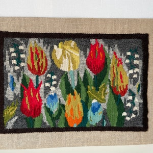 Lovley Tulips in multicolor. Well done handwoven wallhanging in flemish technique