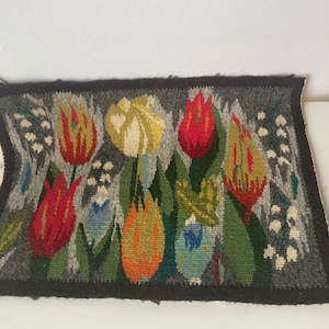 Lovley Tulips in multicolor. Well done handwoven wallhanging in flemish technique