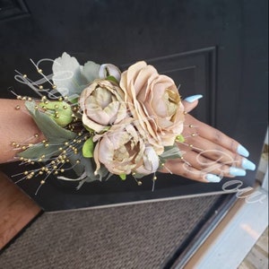 Custom Formal Corsages and Boutonnieres - Proms, Weddings etc