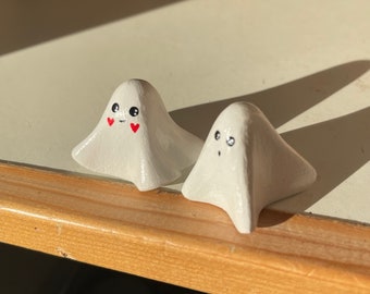 Tiny Clay Ghost - Desk Buddy - Miniatuurbeeldje - Handgemaakt en handbeschilderd