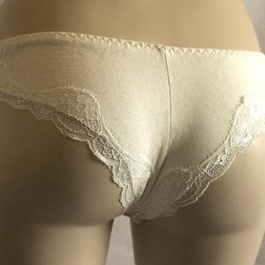Women&#39;s panties in organic cotton with white lace at the back.
