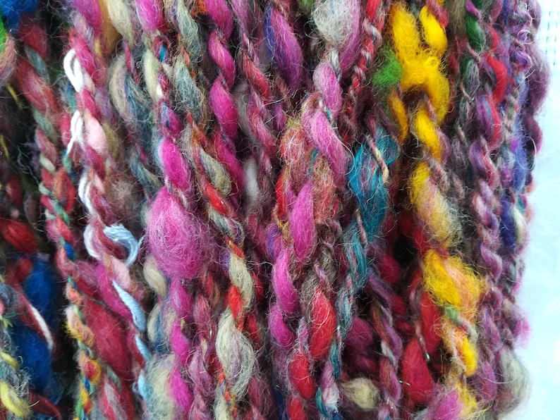 Art Yarn handgesponnen, Effektgarn mit Wolllocken und Angelina, Strickgarn, Textilkunst, Webgarn Bild 4