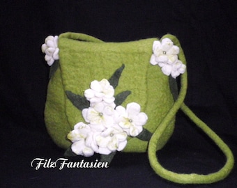 Gefilzte Handtasche, Filztasche mit weißen Blüten, Umhängetasche grün