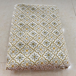 Tessuto stampato Mughal bianco e giallo, moda sostenibile, 100% cotone, tessuto da cucito, materiale per abiti tagliato su misura
