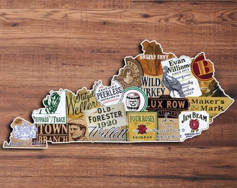 Può includere: Un contorno bianco dello stato del Kentucky con vari loghi ed etichette di marchi di bourbon e whisky che coprono lo stato. I loghi includono Wild Turkey, Maker's Mark, Jim Beam, Evan Williams, Weller, Old Forester, Buffalo Trace e altri.