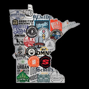 Op de afbeelding: Een zilverkleurige sticker in de vorm van de staat Minnesota, gevuld met verschillende brouwerijlogo's. De logo's zijn in verschillende kleuren en ontwerpen, met tekst als "Summit", "Schell's" en "Dangerous Man".