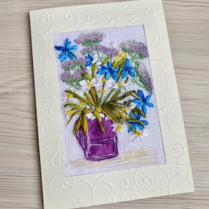 Bouquet de fleurs sauvages dans un vase Carte de voeux unique brodée de fleurs Broderie au ruban Carte double pliante Anniversaire de maman Boutique en Ukraine