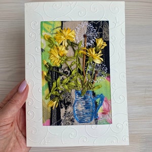 Carte de correspondance matelassée Pissenlits dans un vase Carte matelassée en couches Carte de voeux unique Fait main en tissu recyclé Anniversaire de maman Vendeur Ukraine vierge