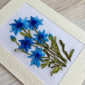 Bleuets Carte unique avec effet 3D brodé de fleurs bleues Rubans brodés à la main Carte pliante florale Cadeau d'anniversaire de maman Boutique en Ukraine