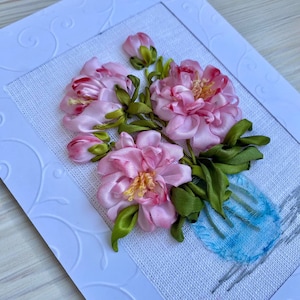 Botanical Peony Ribbon Embroidery Card – Handmade Floral 3D Silk Art Card with Organza Vase Appliqué for Birthday or Mothers Day