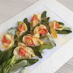 Gele narcissen Geborduurde wenskaart Boeket lentebloemen Handborduurlint Dubbele vouwkaart Moeder verjaardag Oekraïne verkoper