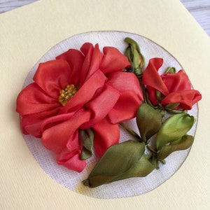 Carte de roses rouges Carte de voeux brodée unique Effet 3D Broderie au ruban Carte double fleur Anniversaire de maman Vendeur ukrainien