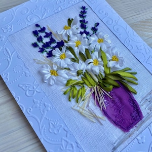 Madeliefjes en lavendel in een vaas Unieke geborduurde wenskaart Bloemenkaart Lintborduurwerk Dubbele kaart vouwen Moeder verjaardag Oekraïne kunst