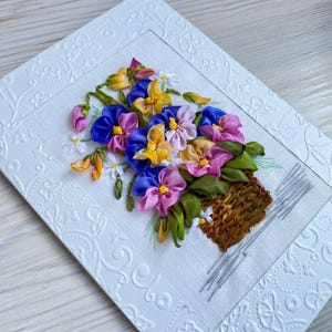 Cartão de felicitações exclusivo com flores de amor-perfeito bordadas Efeito 3D Fitas bordadas à mão viola Cesta de flores Cartão de dia das mães Loja Ucrânia