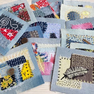 Peut inclure: Un ensemble de patchs en tissu denim, chacun orné de morceaux de tissu colorés, de coutures décoratives et de petites pièces de monnaie. Les patchs présentent divers motifs, notamment des motifs floraux, des formes géométriques et des compositions abstraites.