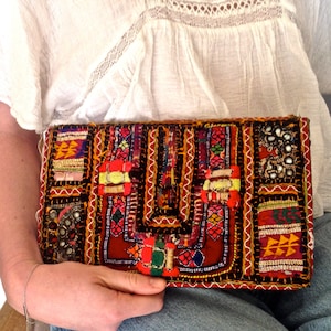 Excelente cartera de bolsillo Banjara con bordados multicolores vintage en ambos lados, incrustaciones de espejo, compartimentos interiores cerrados con cremallera