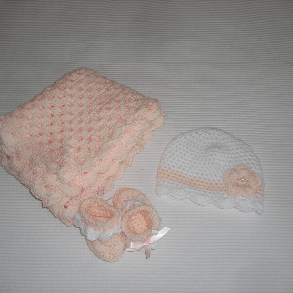 Couverture de naissance rose tres clair au crochet sur commande avec bonnet blanc et rose