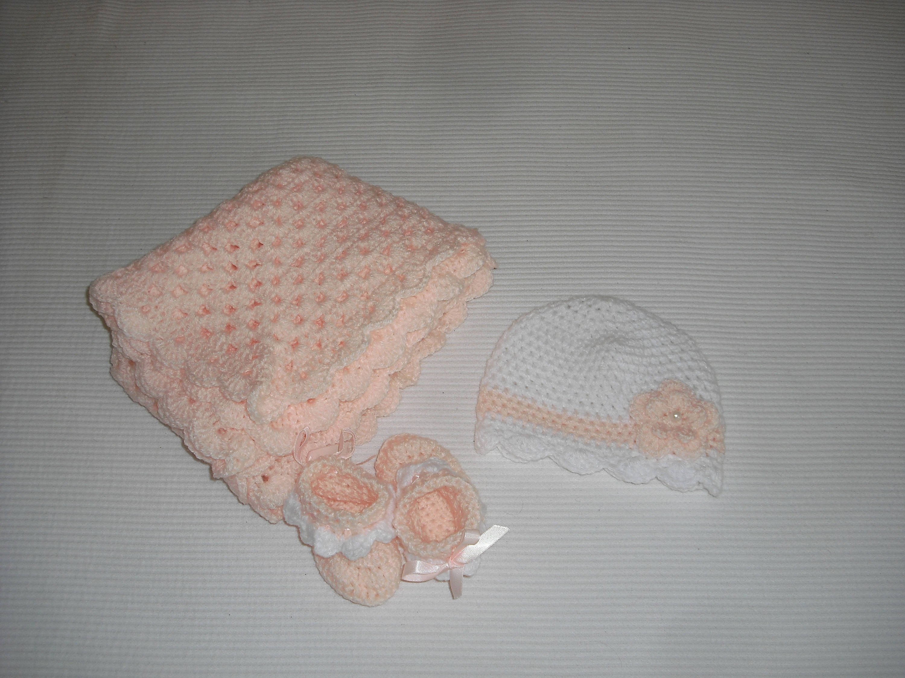 Couverture de Naissance Rose Au Crochet sur Commande avec Bonnet Blanc et Rose