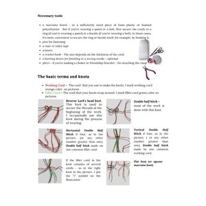以下が含まれることがあります： マクラメの教本の一ページで、はさみやかぎ針などの必要な道具について説明しています。逆ライオンズヘッドノットやダブルハーフヒッチなど、さまざまな結び目の図解があり、色分けされたコードが使われています。