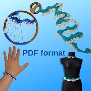 以下が含まれることがあります： 青と白のアクセントが付いた手作りのドリームキャッチャー、お揃いのブレスレット、装飾的なネックレスとベルトのセット。画像には、長く波打つ青と白のかぎ針編みの作品も表示されています。「PDF format」のテキストが表示されています。