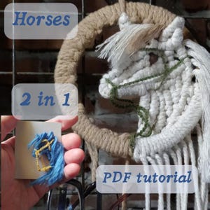 Puede incluir: Un tapiz de macramé de cabeza de caballo blanco con un borde de cuerda marrón. El caballo tiene una brida de cuerda verde y una crin blanca. La imagen también muestra una cabeza de caballo de macramé azul más pequeña con detalles dorados. El texto "Horses 2 in 1 PDF tutorial" es visible en la imagen.