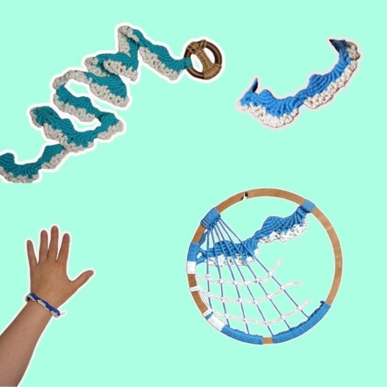 以下が含まれることがあります： 青と白の手編みアイテムのコレクション。ブレスレット、木製のリングが付いた装飾的なガーランド、ネットデザインの円形壁掛けが含まれています。明るいティールブルーの背景に配置されています。