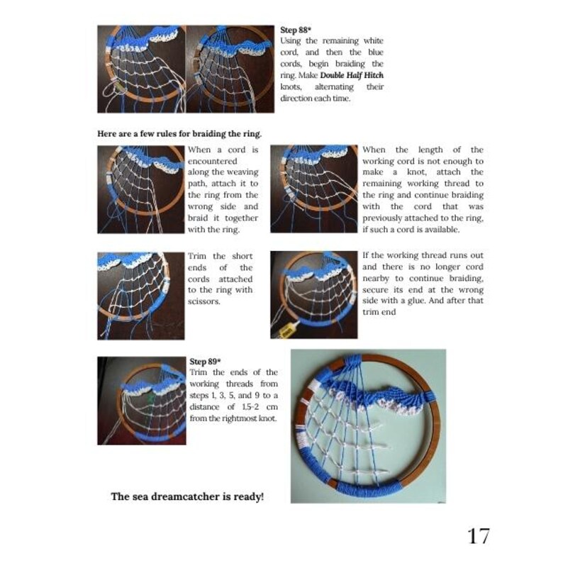 以下が含まれることがあります： 海のドリームキャッチャーの編み方のステップバイステップの説明。コードの取り付け方、端のトリミング、ノットの作成方法を示しています。完成したドリームキャッチャーは、木製のリング、青と白のアクセント、ウェブの中心を持っています。