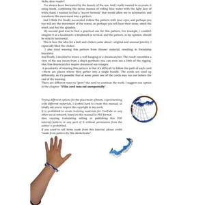 以下が含まれることがあります： 青と白の織りブレスレットをつけた手と、テーブルに置かれたお揃いのブレスレット。画像はチュートリアルからのもので、織りパターンとドリームキャッチャーに関するテキストが含まれています。テキストには著者の名前も記載されています。