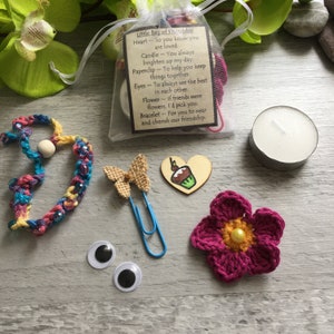 Kleine tas van vriendschap cadeau - Premium cadeau met gehaakte broche - Vriendschap Armband - Handgemaakte Kinderen / Tiener Cadeau voor vriend
