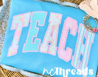 TEACH patchwork shirt – bloemen shirt leraar – blauwe appliqué stijl graphic T-shirt – schattig back to school leraar shirt – NC-draden