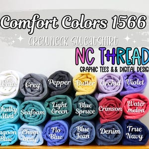 Puede incluir: Una colecci&oacute;n de muestras de tela enrolladas en varios colores, incluyendo blanco, gris, pimienta, mantequilla, orqu&iacute;dea, violeta, menta calc&aacute;rea, espuma de mar, verde claro, abeto azul, carmes&iacute;, mel&oacute;n de agua, azul laguna, gris champ&aacute;n, azul flo, azul vaquero, denim y azul marino. Las muestras de tela est&aacute;n etiquetadas con los nombres de los colores. El texto "Comfort Colors 1566 Crewneck Sweatshirt NC THREADS GRAPHIC TEES & DIGITAL DESIGNS" se muestra encima de las muestras.
