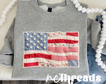 Vintage amerikansk flaggskjorta – Faux Patchwork USA-tröja – Patriotisk grafikskjorta – Fjärde juli-tröja – NC Threads Boutique Apparel