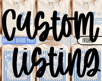 Puede incluir: Seis camisetas de color marfil dispuestas en una cuadrícula, cada una con un estampado gráfico azul de iconos playeros que incluyen palmeras, olas y chanclas. Las camisetas se muestran sobre un fondo de madera clara con texto.