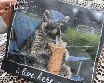 Camiseta divertida de fútbol con mapache, camiseta "Vivo aquí ahora", camiseta con estética futbolística, camiseta gráfica divertida, camiseta de mapache tomando café, camiseta linda y divertida